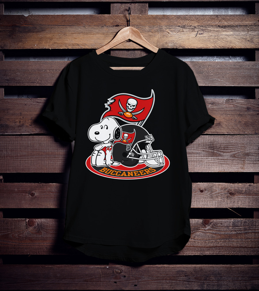 Tampa Bay Buccaneers Snoopy Helmet And Flag T-Shirt