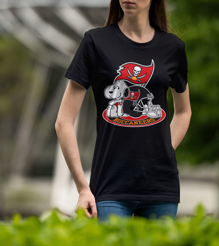 Tampa Bay Buccaneers Snoopy Helmet And Flag T-Shirt