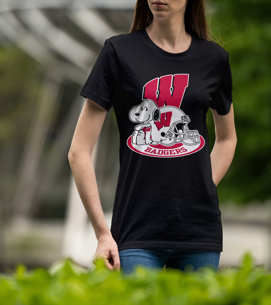 Wisconsin Badgers Snoopy Football Helmet T-Shirt