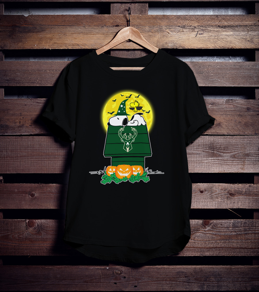Milwaukee Bucks Snoopy Woodstock Halloween Pumpkins Moon House T-Shirt