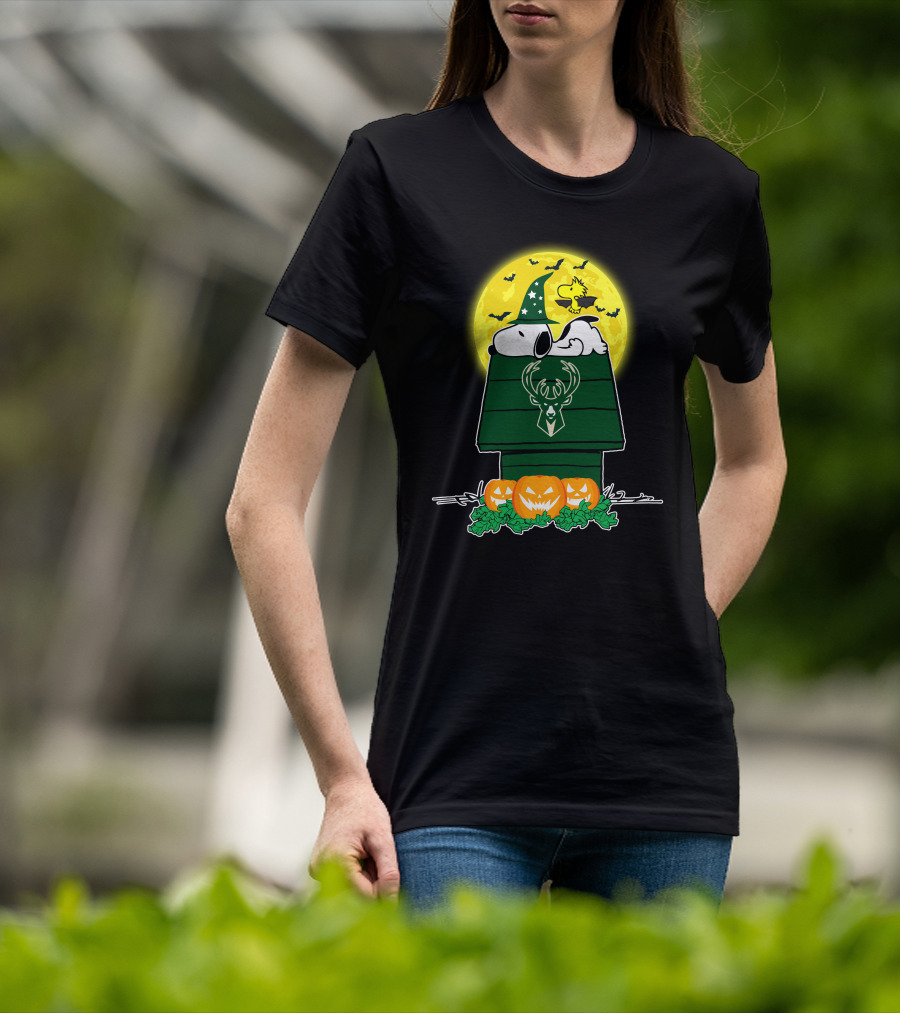 Milwaukee Bucks Snoopy Woodstock Halloween Pumpkins Moon House T-Shirt