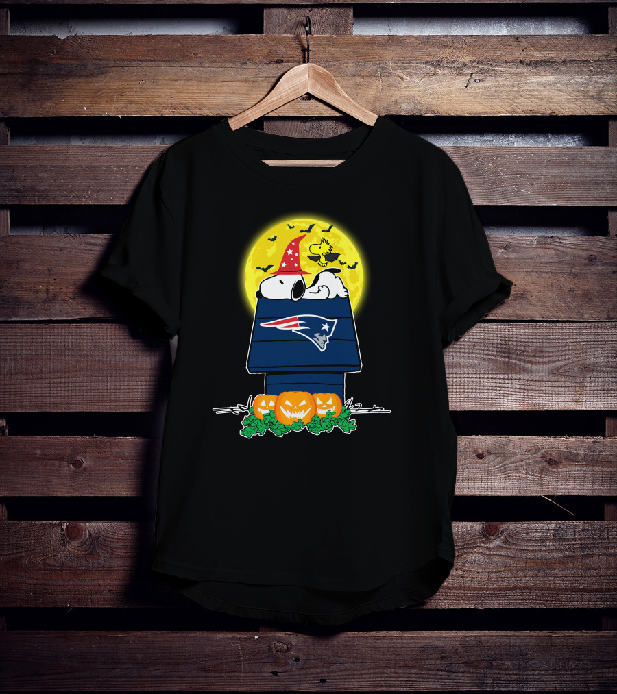 New England Patriots Snoopy Woodstock Halloween Moon Pumpkins T-Shirt