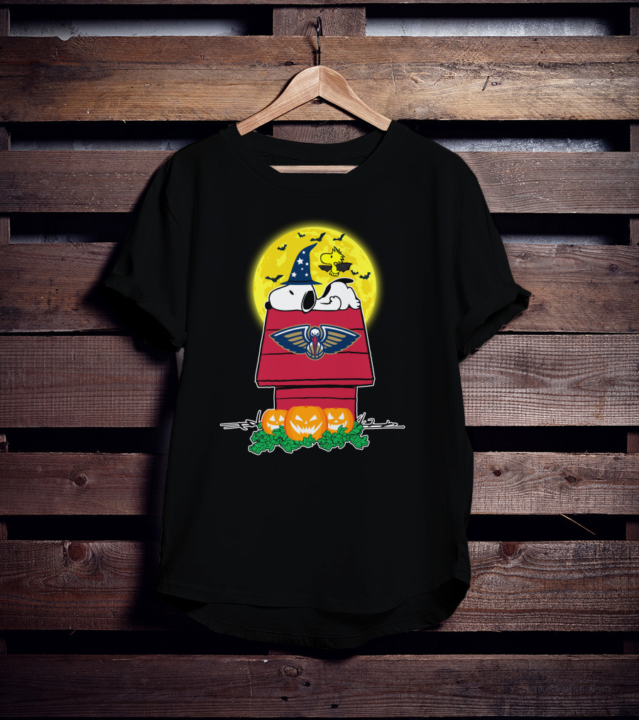 New Orleans Pelicans Snoopy Woodstock Halloween Moon Pumpkins T-Shirt