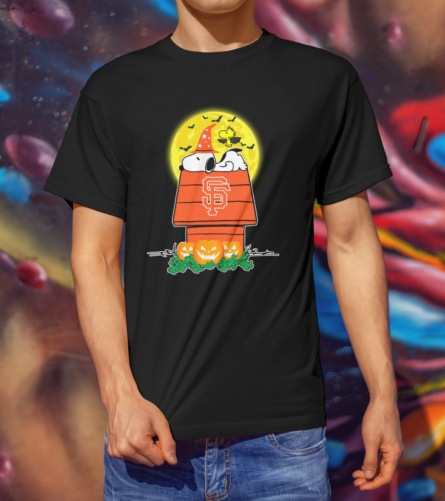 San Francisco Giants Snoopy Woodstock Halloween Moon Pumpkins T-Shirt