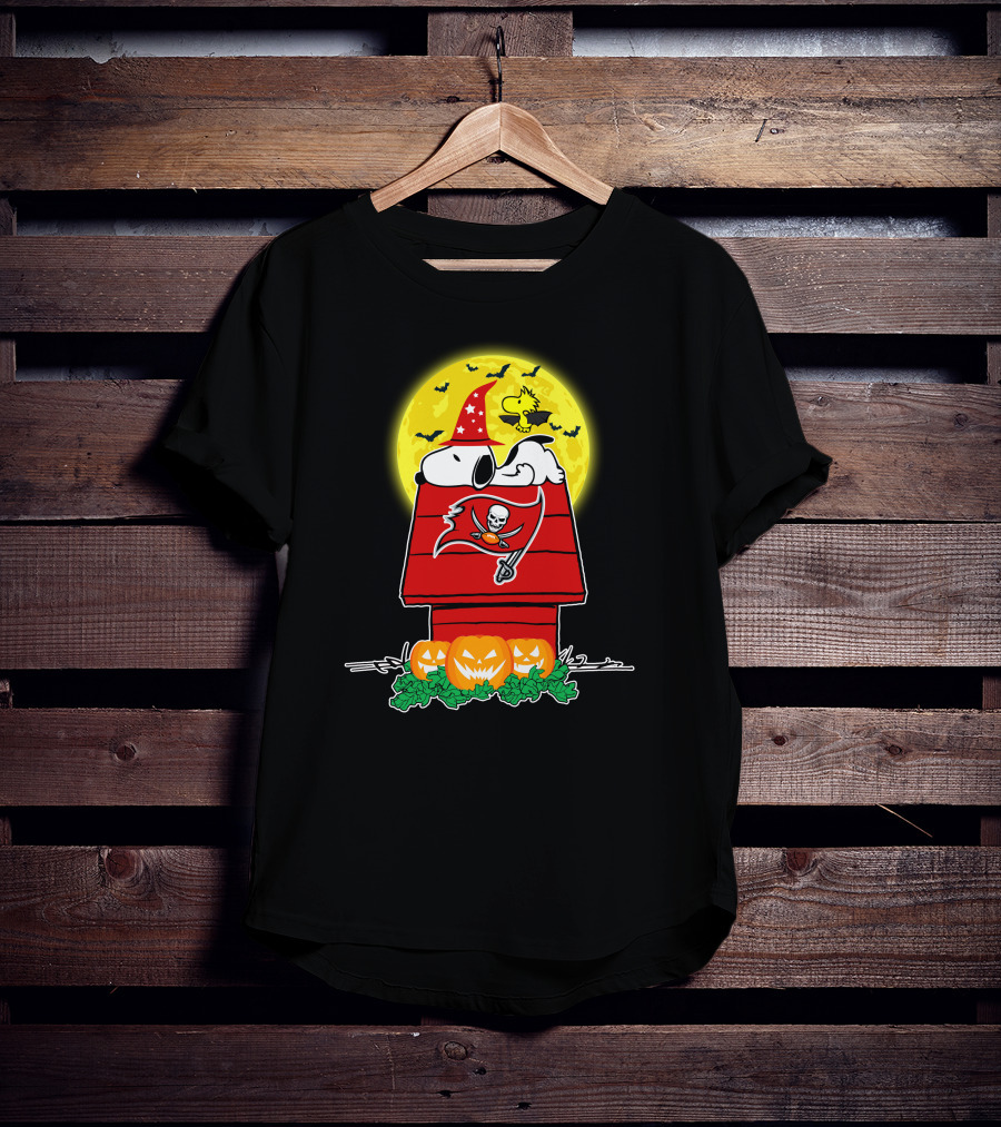 Tampa Bay Buccaneers Snoopy Woodstock Halloween Moon Pumpkins T-Shirt