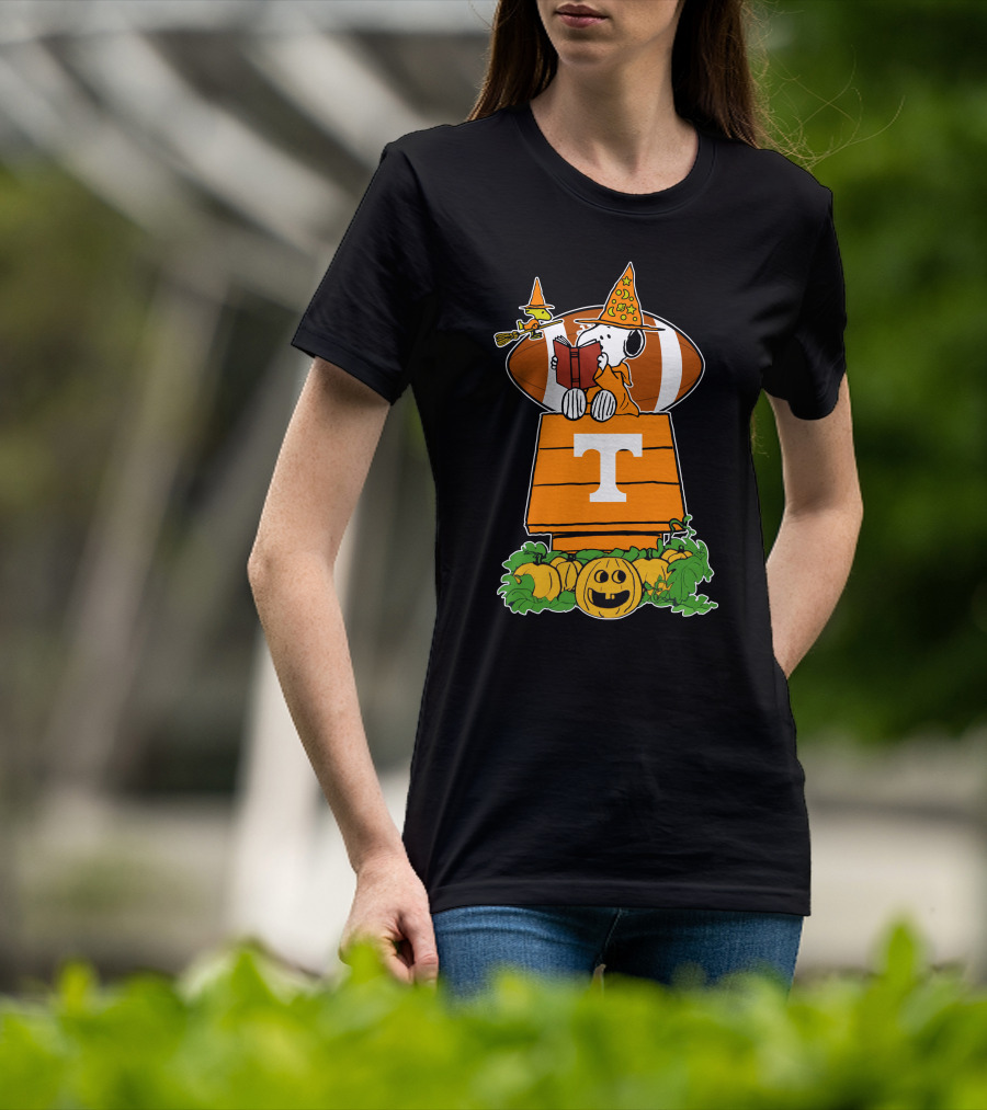 Tennessee Volunteers Snoopy Halloween Football Peanuts Pumpkin Woodstock T-Shirt