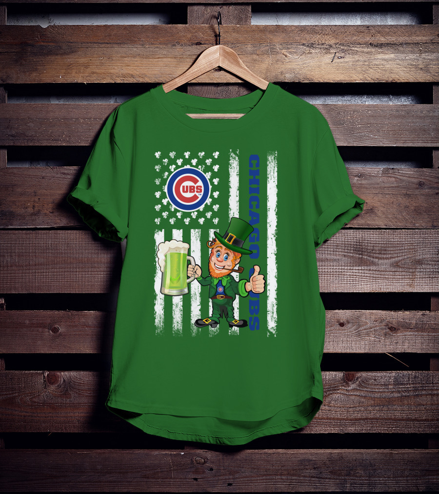 Chicago Cubs St Patrick's Day Leprechaun With Shamrocks And Flag T-Shirt