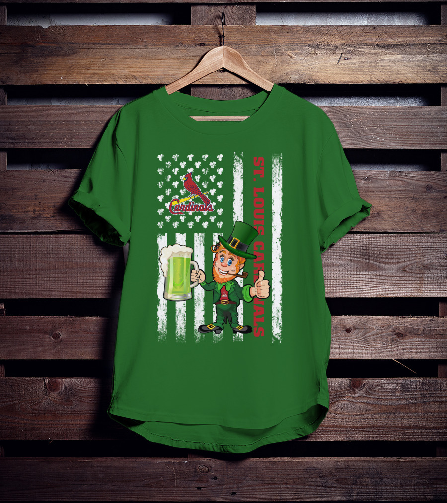St. Louis Cardinals St Patrick's Day Leprechaun Beer Cheers With Shamrock Flag T-Shirt