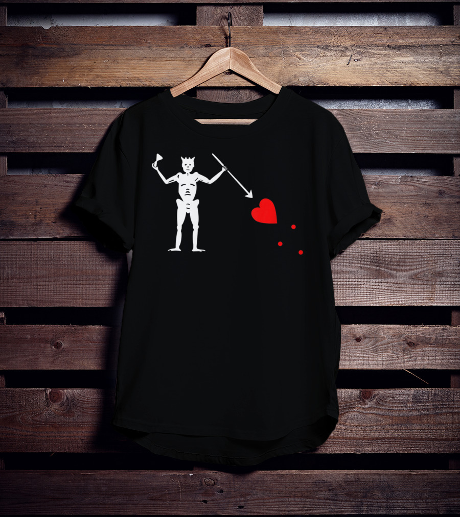 Skeleton With Spear And Heart On Blackbeard's Jolly Roger Pirate Flag T-Shirt