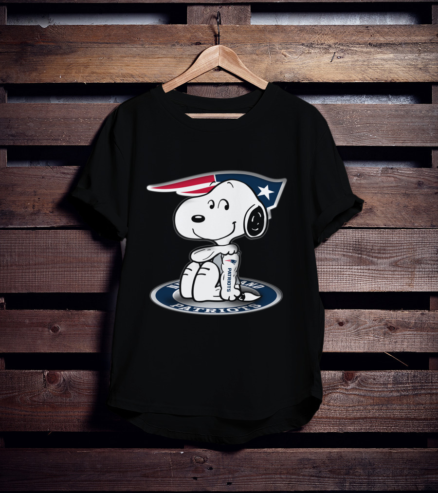 Snoopy New England Patriots Fan With Team T-Shirt