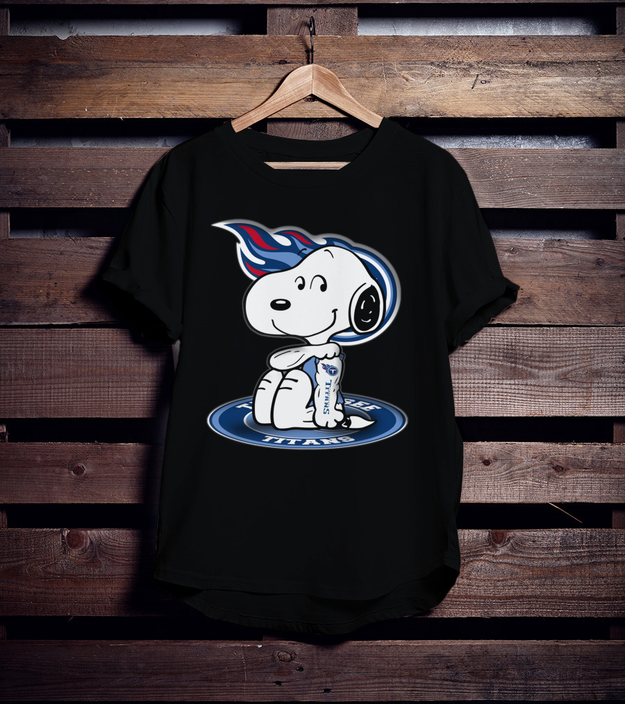 Tennessee Titans Snoopy Holding Football T-Shirt