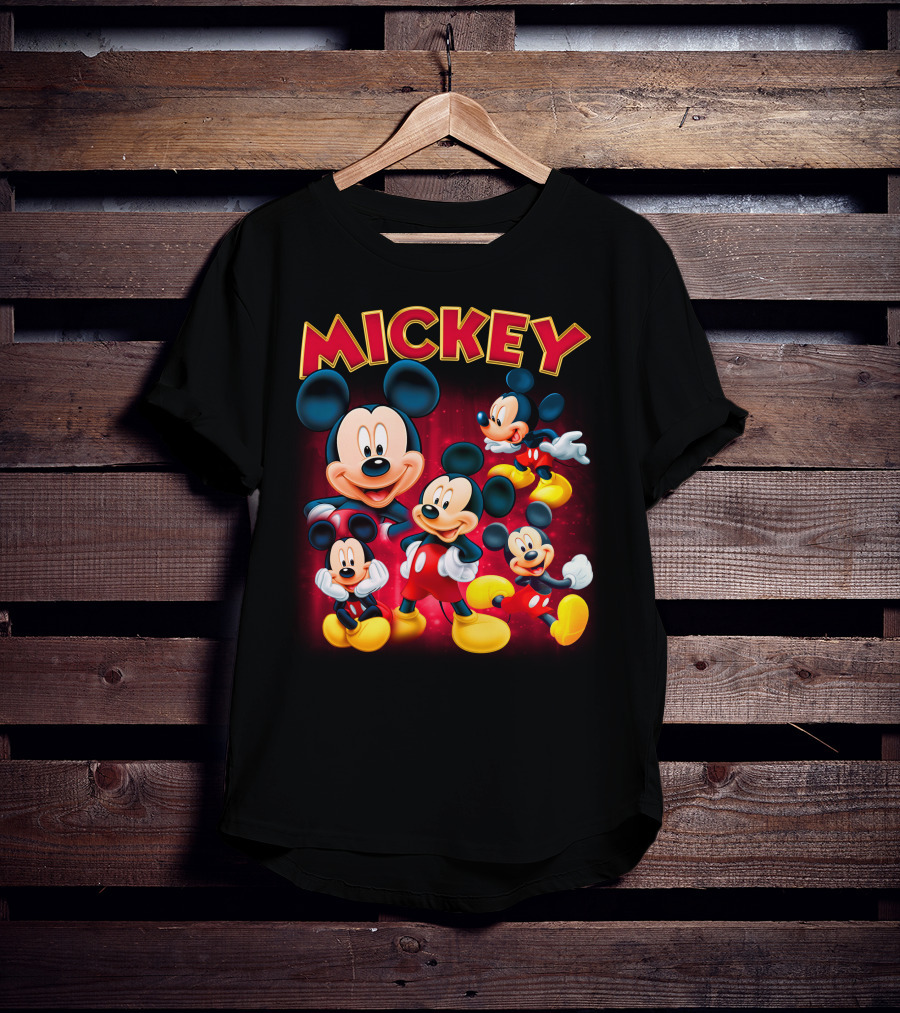 Mickey Czerwono-Żółty Napis Z Kilkoma Klasycznymi Postaciami W Różnych Pozach Na Ciemnym Tle T-Shirt