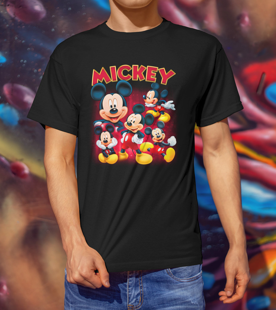 Mickey Czerwono-Żółty Napis Z Kilkoma Klasycznymi Postaciami W Różnych Pozach Na Ciemnym Tle T-Shirt