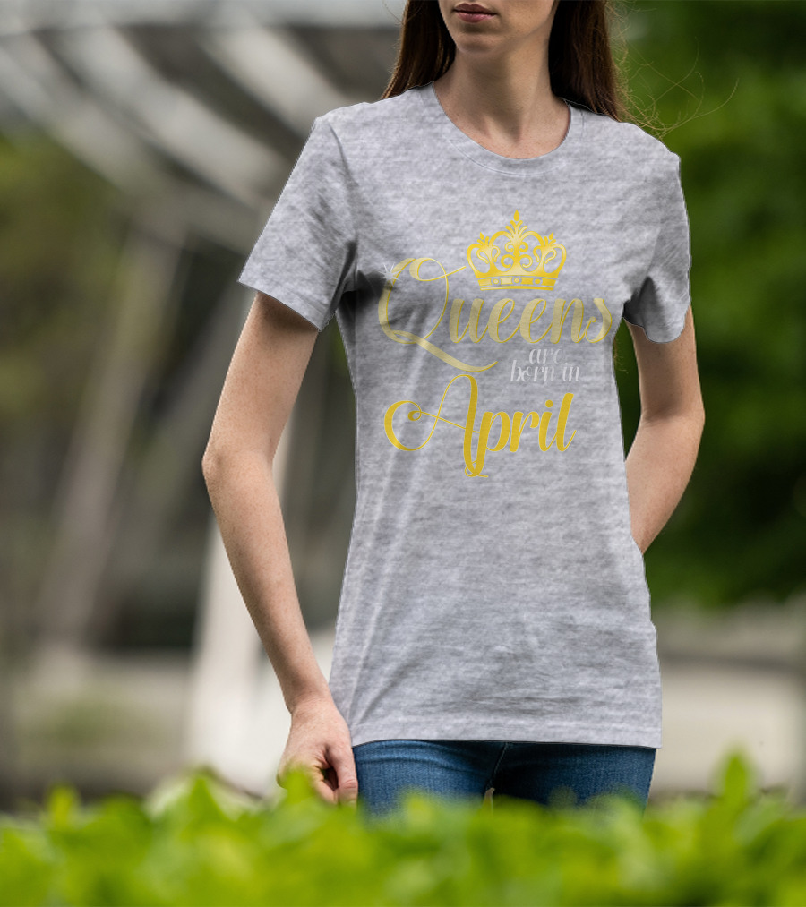 Queens Are Born In April Birthday Crown Decoration T-Shirt