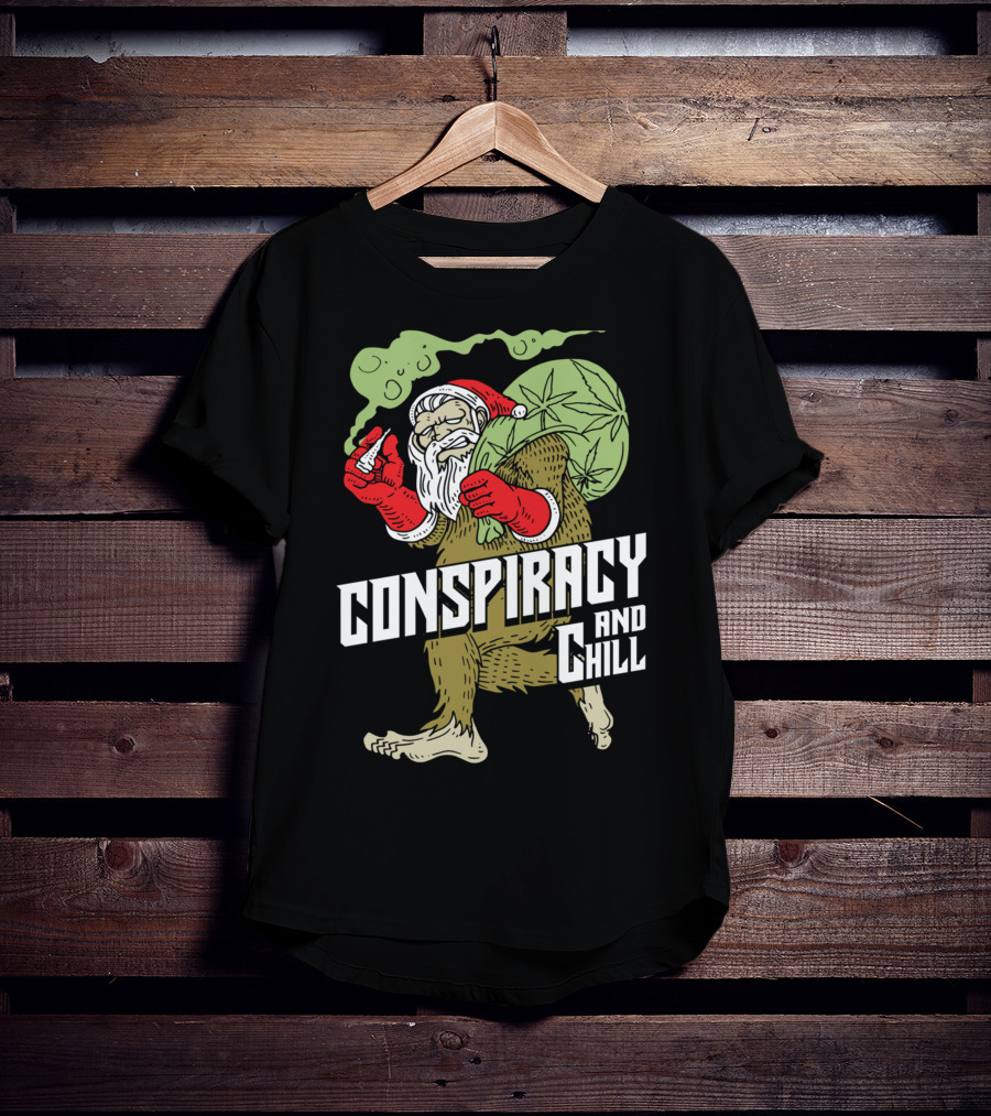 Conspiracy And Chill Bigfoot Weihnachtsmann Raucht Gras Fun Santa Bigfoot Smoking Christmas Weed T-Shirt