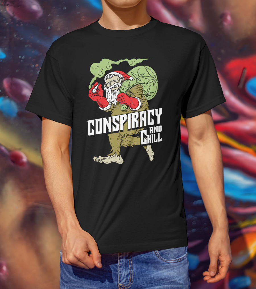 Conspiracy And Chill Bigfoot Weihnachtsmann Raucht Gras Fun Santa Bigfoot Smoking Christmas Weed T-Shirt