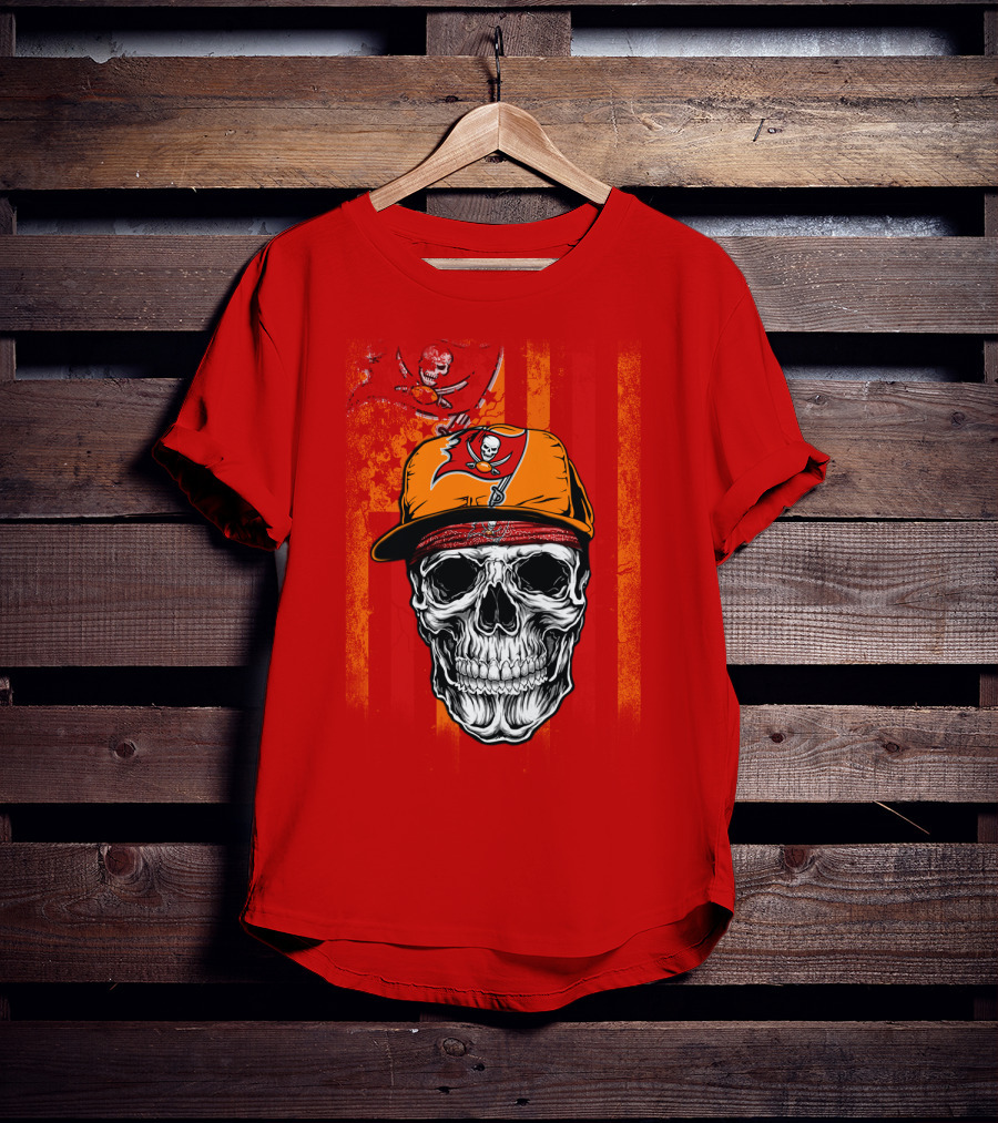 Tampa Bay Buccaneers Skull In Cap With Pirate Flag T-Shirt