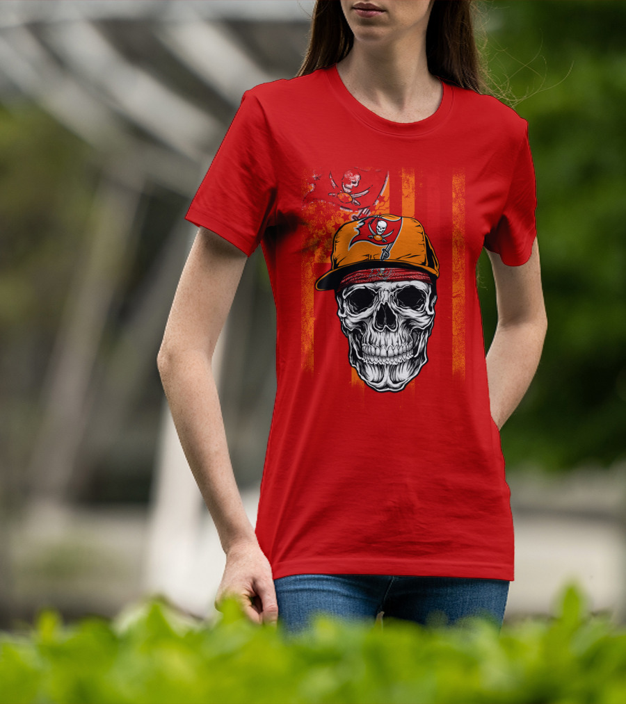 Tampa Bay Buccaneers Skull In Cap With Pirate Flag T-Shirt