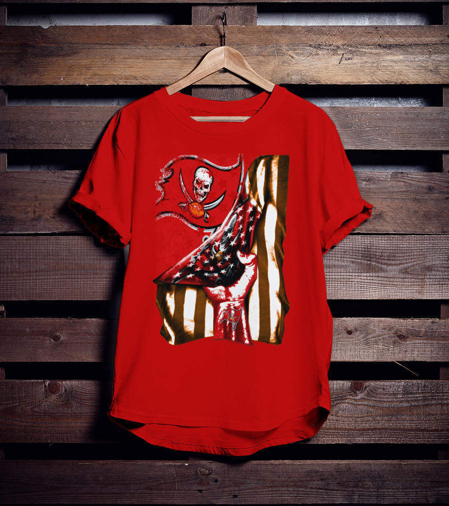 Tampa Bay Buccaneers Skull Flag And Hand With Stars And Stripes T-Shirt