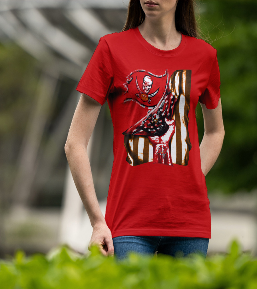 Tampa Bay Buccaneers Skull Flag And Hand With Stars And Stripes T-Shirt