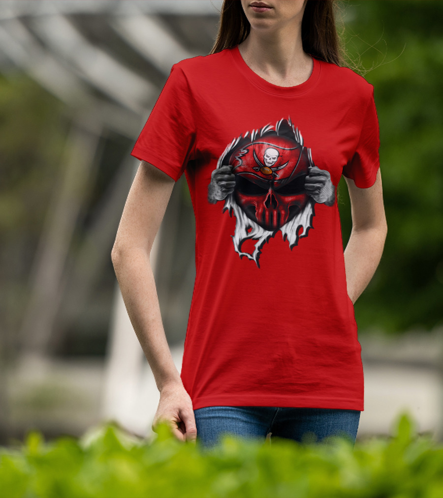 Tampa Bay Buccaneers Skull Face Peeling Back T-Shirt