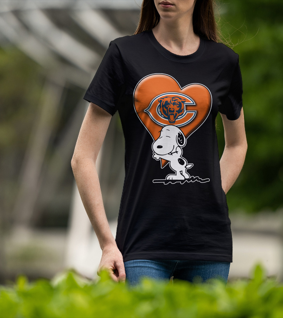 Snoopy Heart Chicago Bears Retro Logo Hug T-Shirt