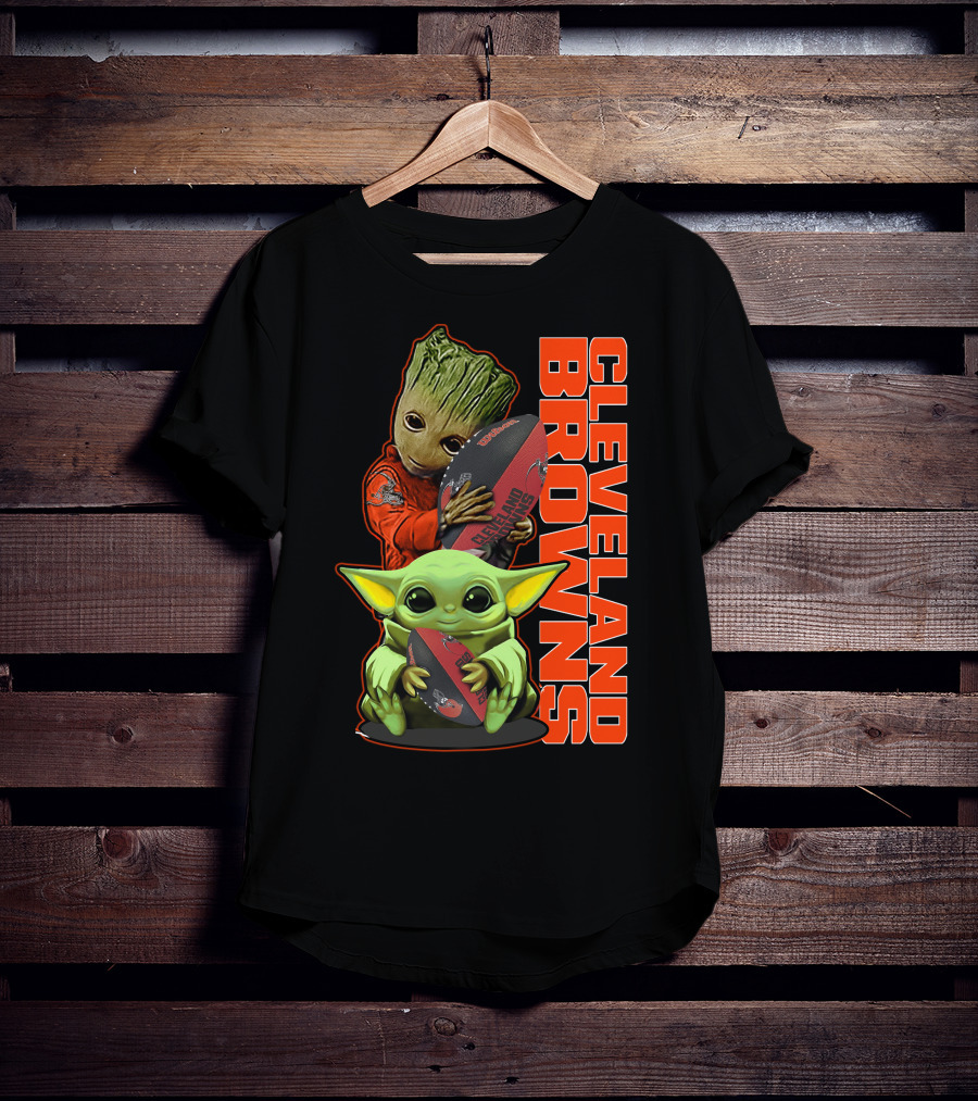 CLEVELAND BROWNS Groot And Baby Yoda Holding Football T-Shirt
