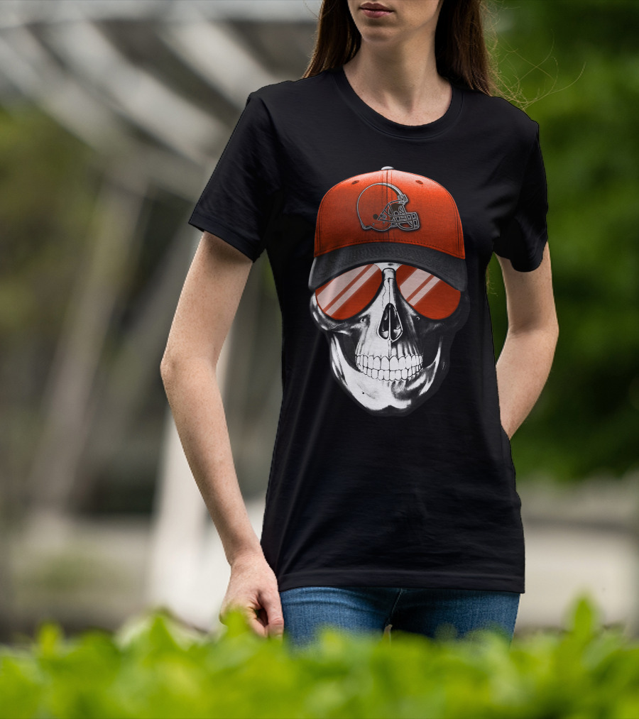 Skull With Cleveland Browns Helmet And Reflective Glasses T-Shirt
