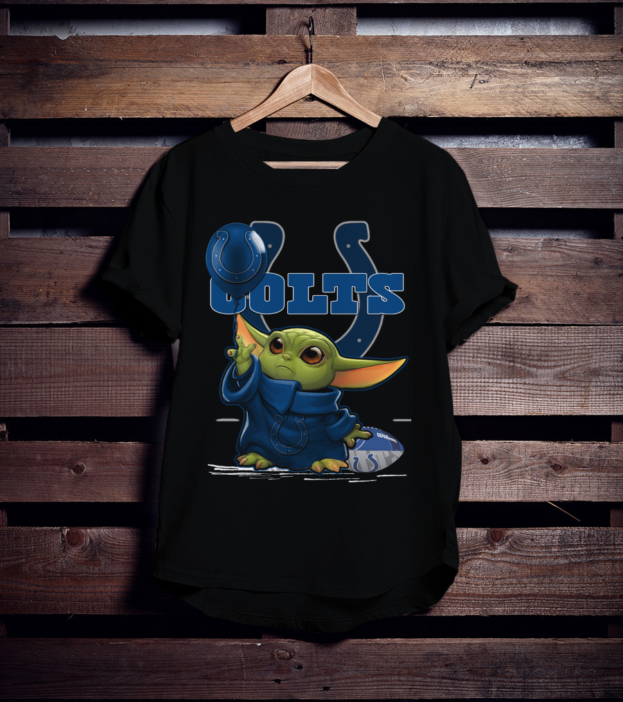 Yoda Holding Indianapolis Colts Helmet And Football T-Shirt