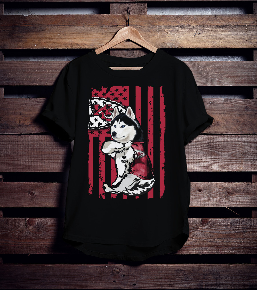 Siberian Husky Wearing Kansas City Chiefs Jersey With Flag Background Mom T-Shirt