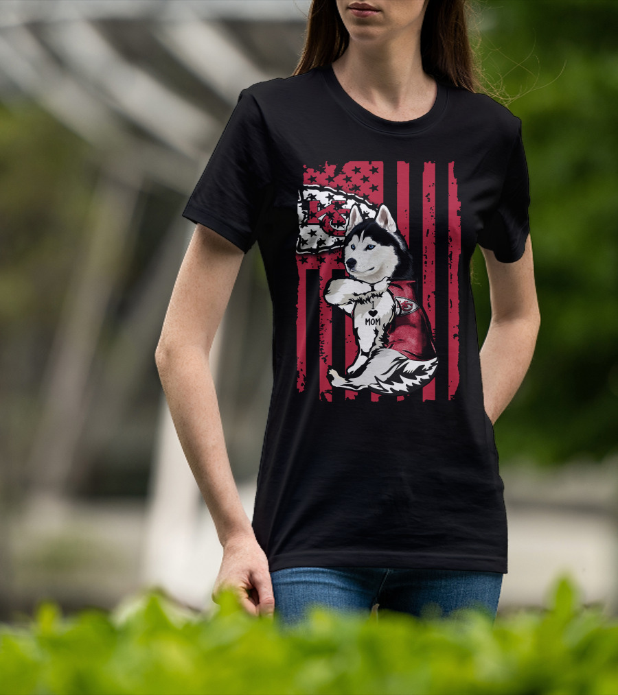 Siberian Husky Wearing Kansas City Chiefs Jersey With Flag Background Mom T-Shirt