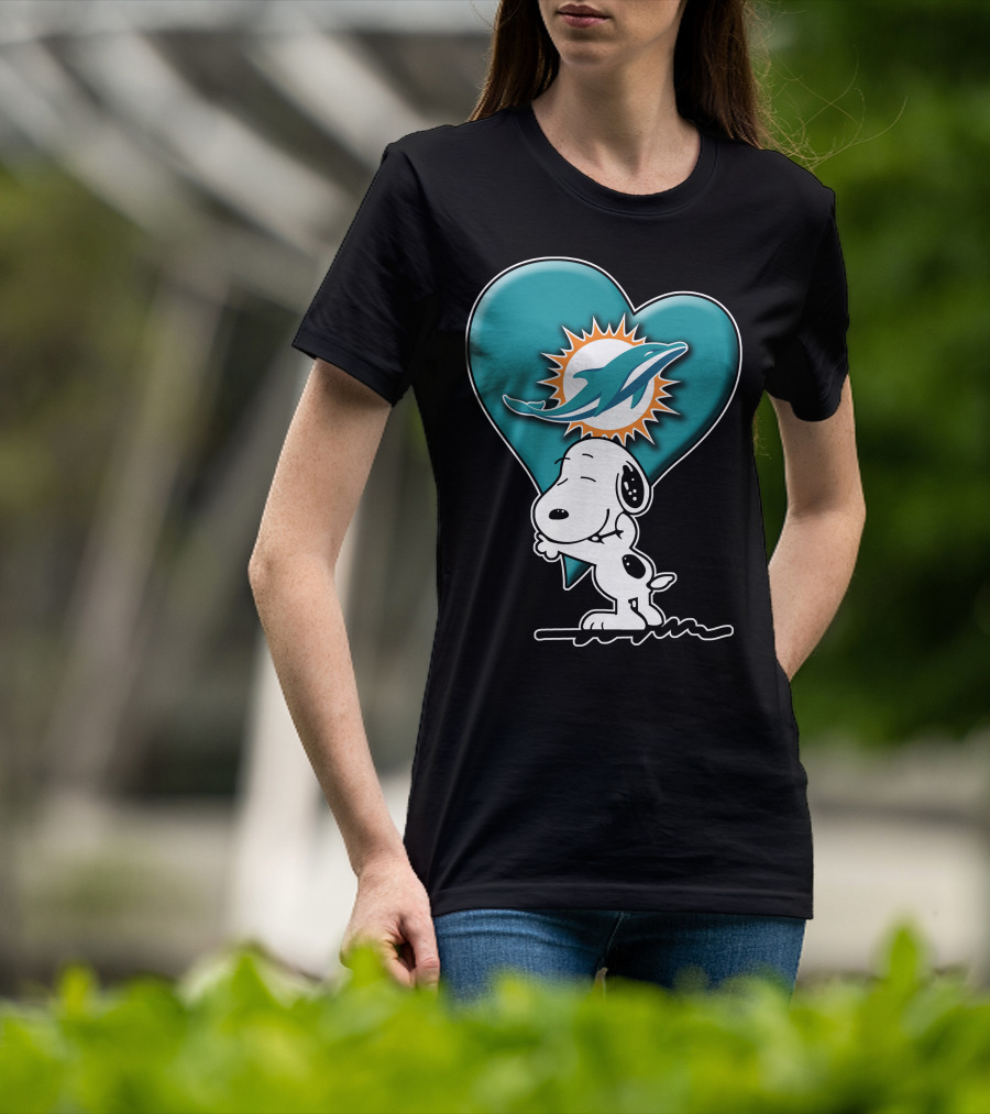 Snp V1 Snoopy Miami Dolphins Heart Hug T-Shirt