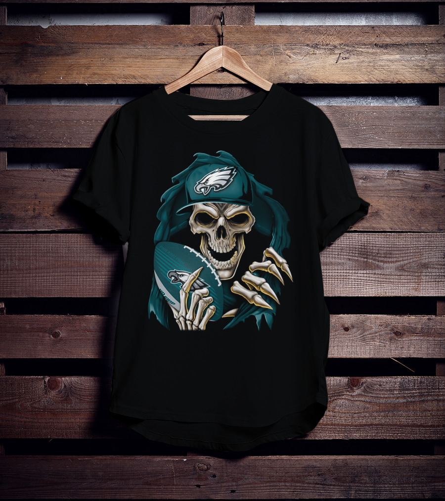 Philadelphia Eagles Skull Holding Football T-Shirt
