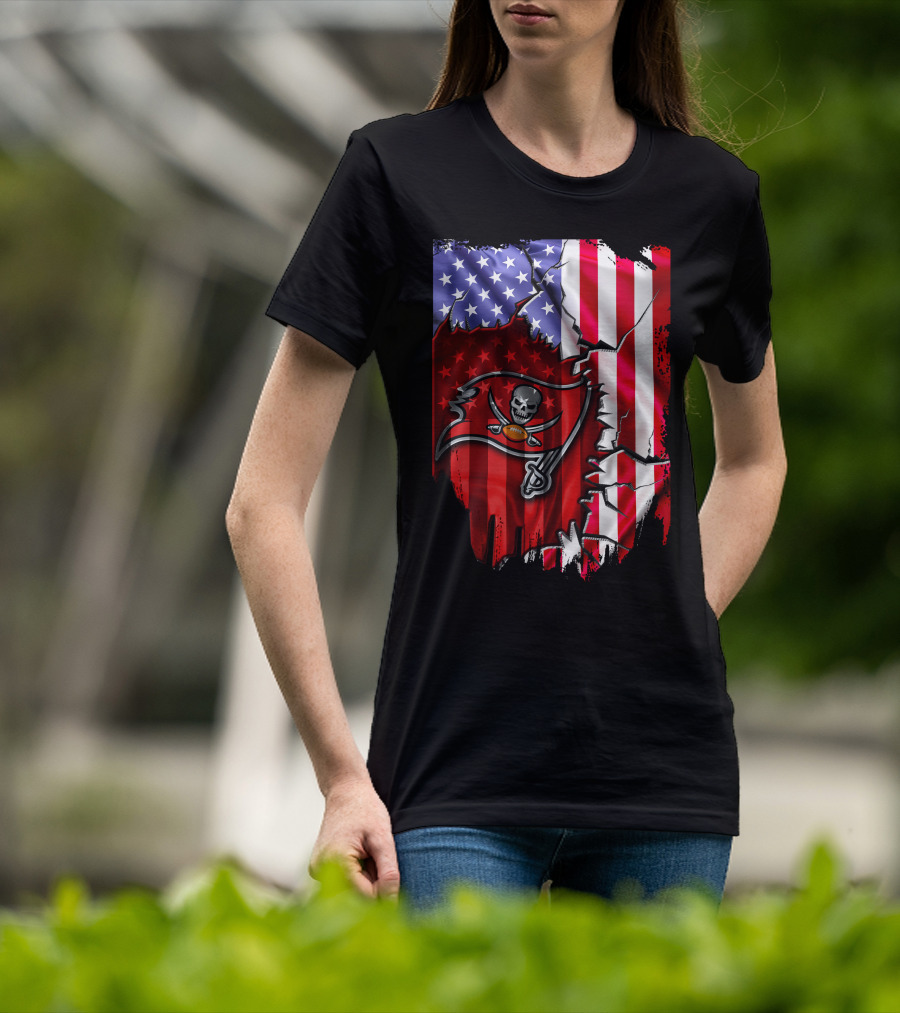 Flag V2 Tampa Bay Buccaneers American Flag Skull And Crossbones Football T-Shirt