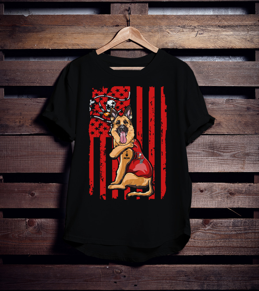 German Shepherd I Love Mom Tampa Bay Buccaneers Flag Background T-Shirt