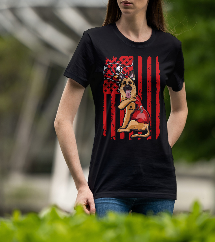 German Shepherd I Love Mom Tampa Bay Buccaneers Flag Background T-Shirt