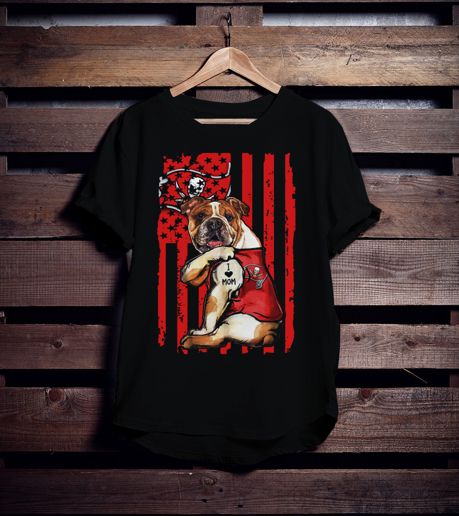 Bulldog I Love Mom Tampa Bay Buccaneers Flag Background T-Shirt