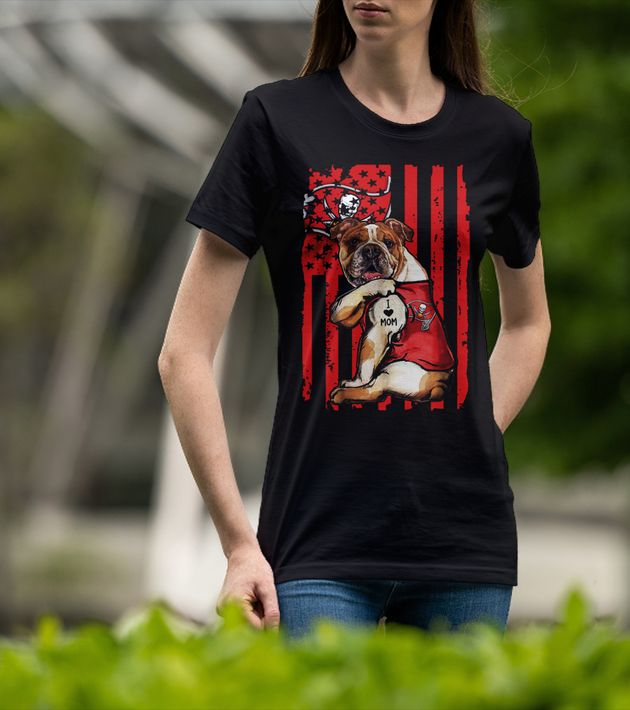 Bulldog I Love Mom Tampa Bay Buccaneers Flag Background T-Shirt