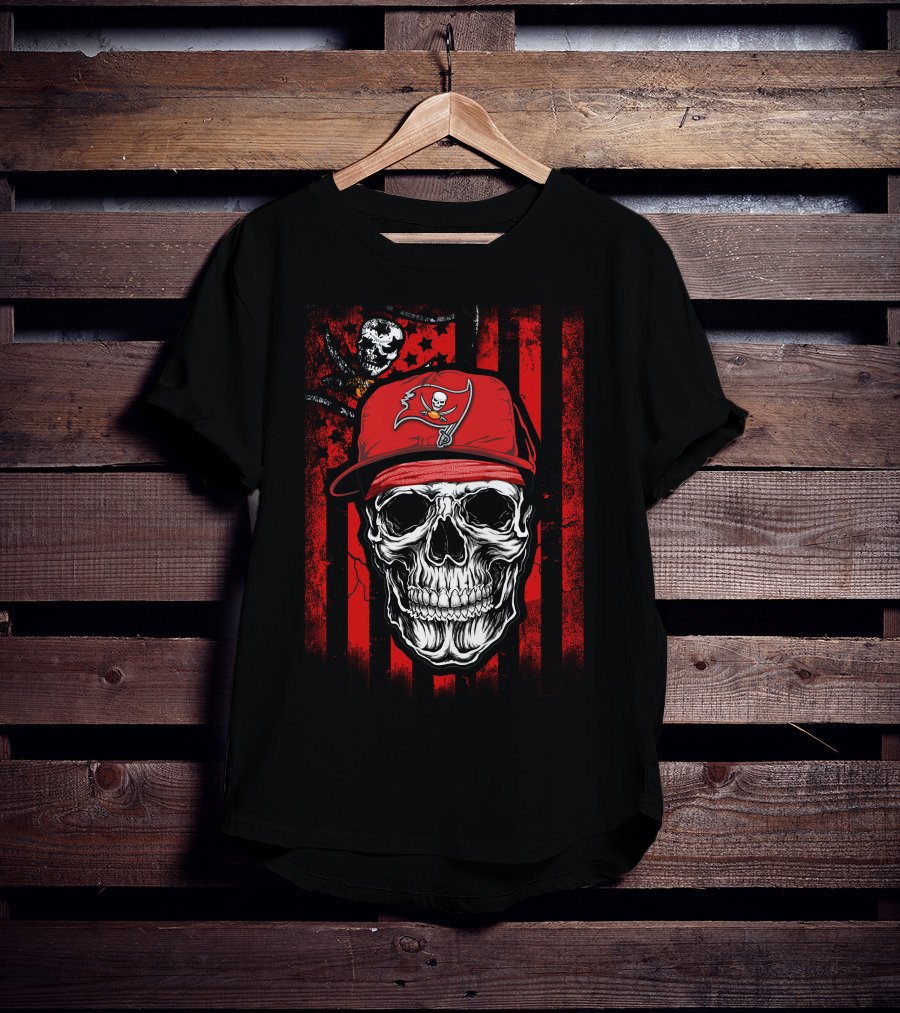 Skull With Tampa Bay Buccaneers Hat And Pirate Flag T-Shirt