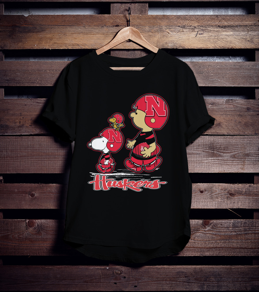 Snpfootball Nebraska Cornhuskers Huskers Charlie Brown Snoopy Woodstock Football Helmets T-Shirt