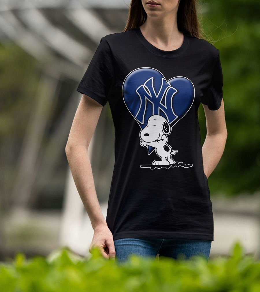 Snoopy Hugging Heart New York Yankees T-Shirt
