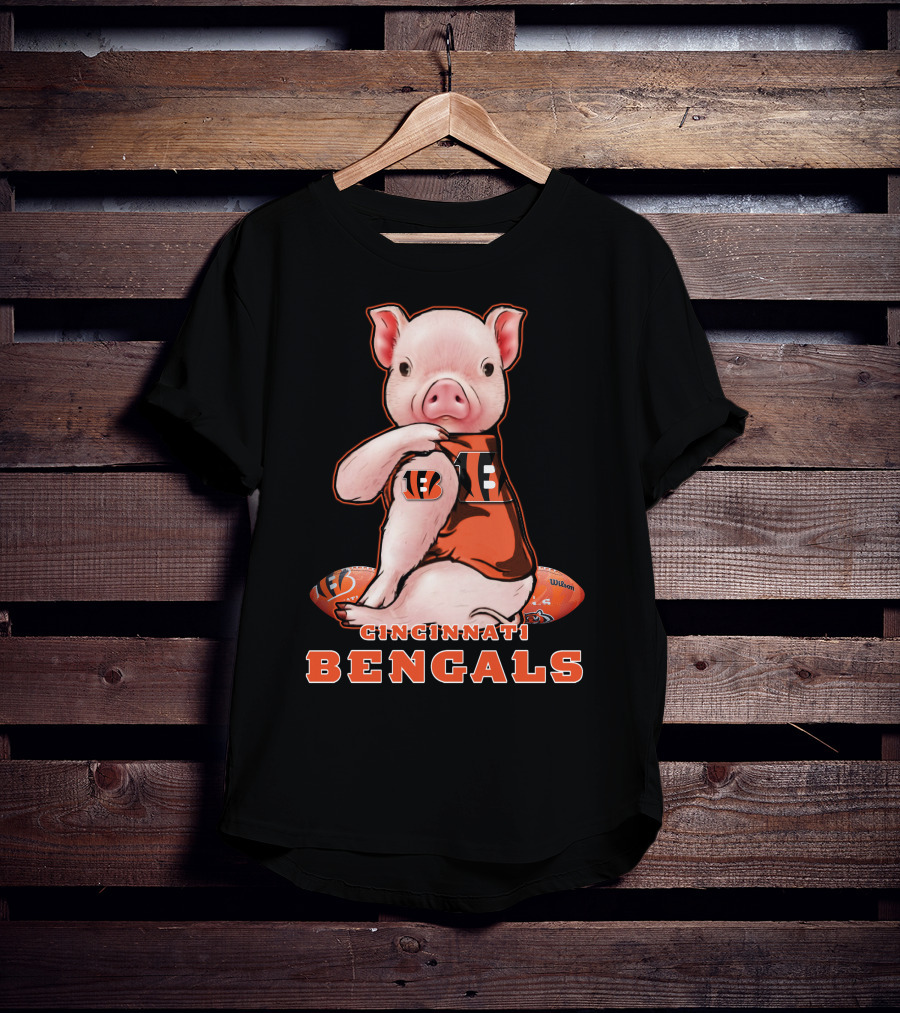 CINCINNATI BENGALS Pig Holding Football T-Shirt