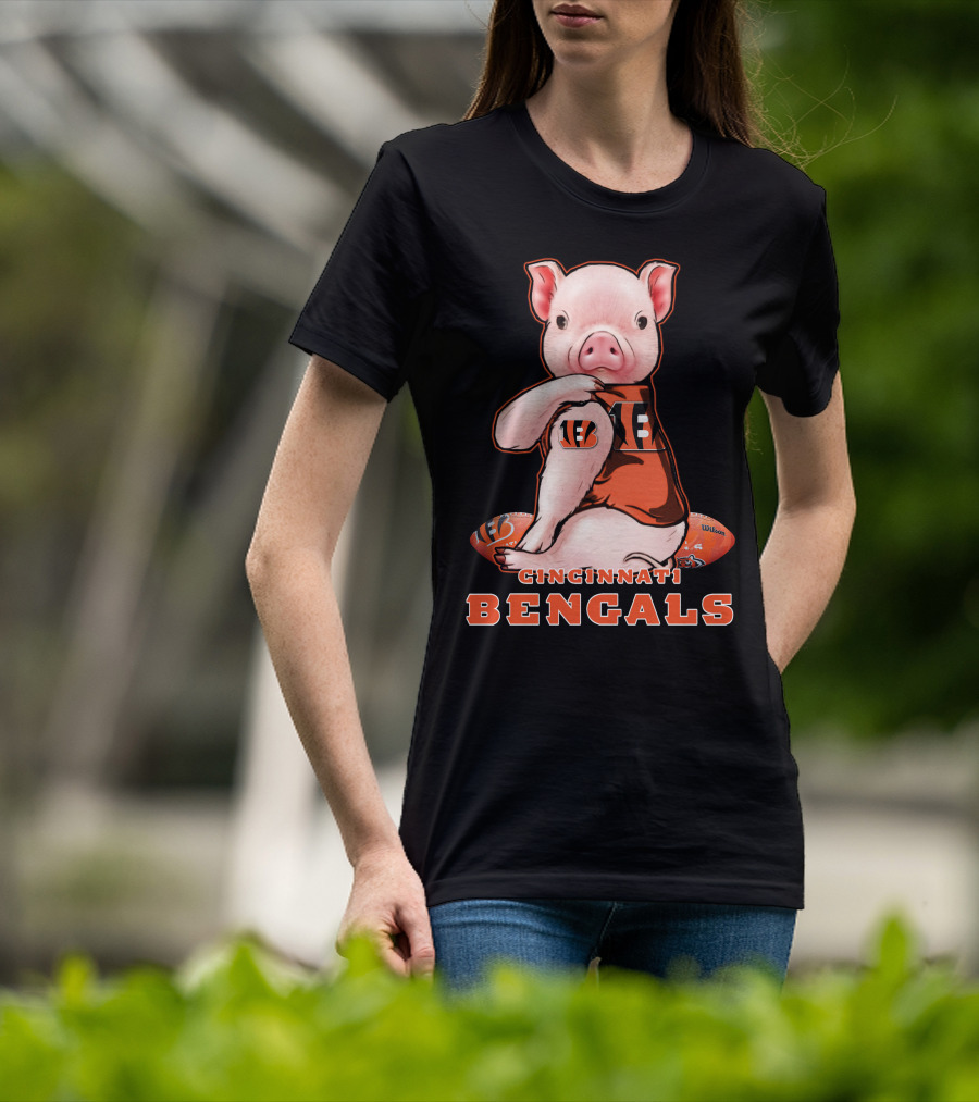 CINCINNATI BENGALS Pig Holding Football T-Shirt