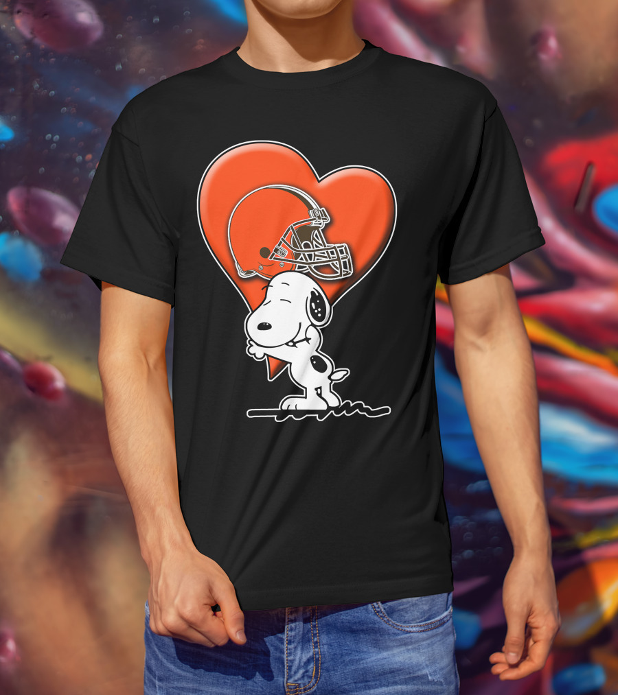 Snp CLEVELAND BROWNS Snoopy Hugging Heart Football Helmet T-Shirt