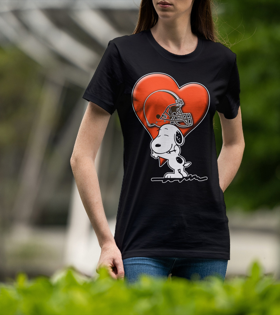 Snp CLEVELAND BROWNS Snoopy Hugging Heart Football Helmet T-Shirt