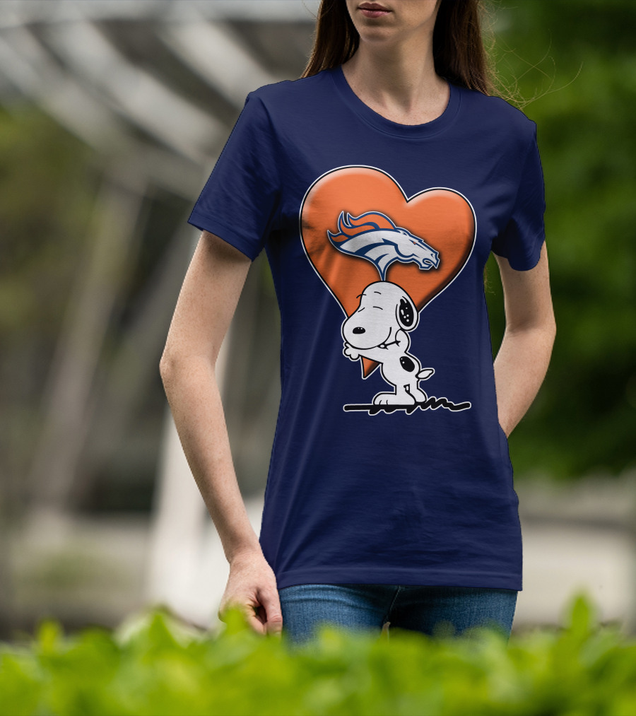 Snp V1 Denver Broncos Snoopy Hugging Heart T-Shirt