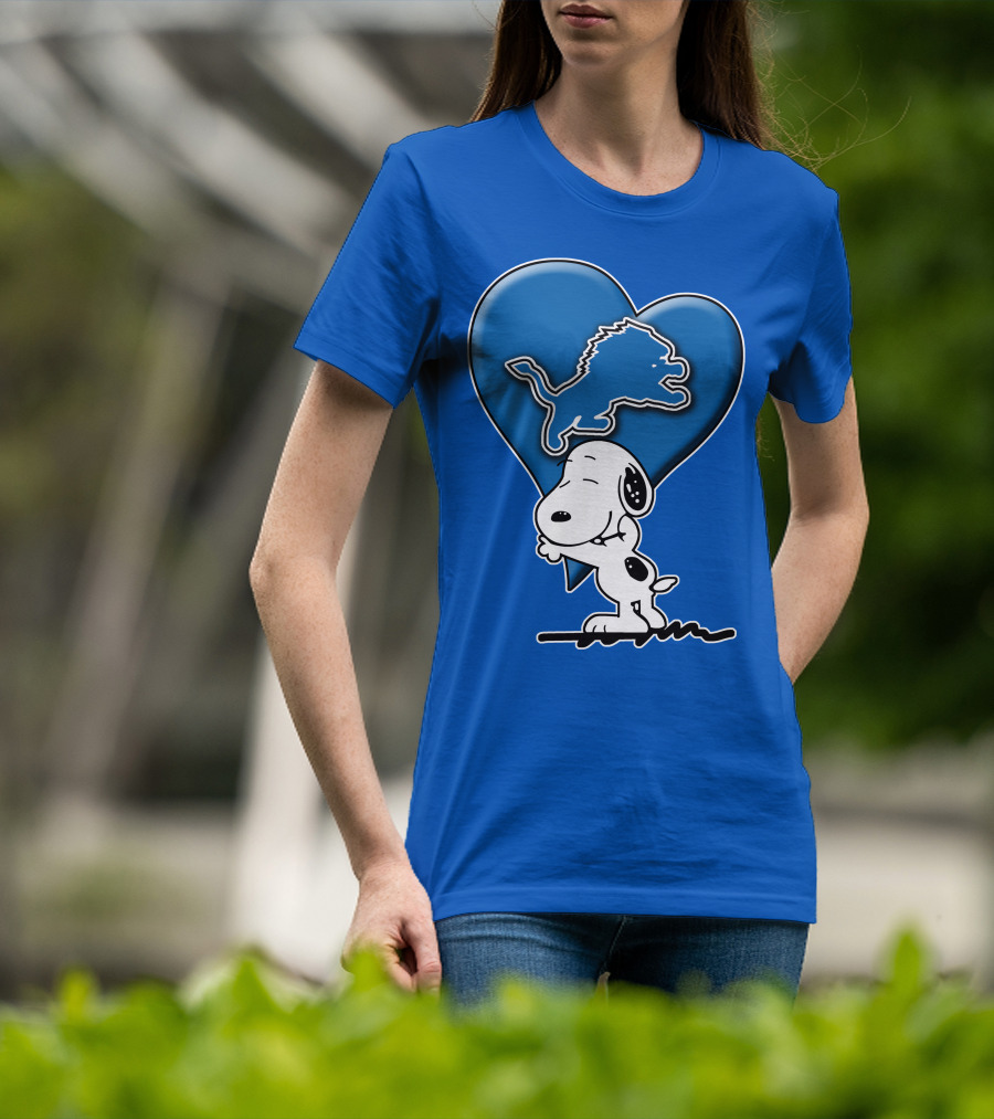 Snp DETROIT LIONS Blue Heart Snoopy Hugging Lion T-Shirt