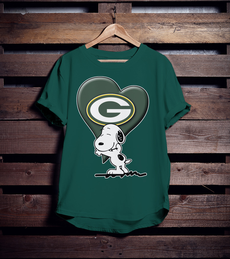 Snoopy Hugging Heart With Green Bay Packers T-Shirt