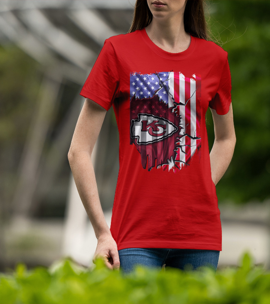 Kansas City Chiefs Logo With American Flag Background T-Shirt