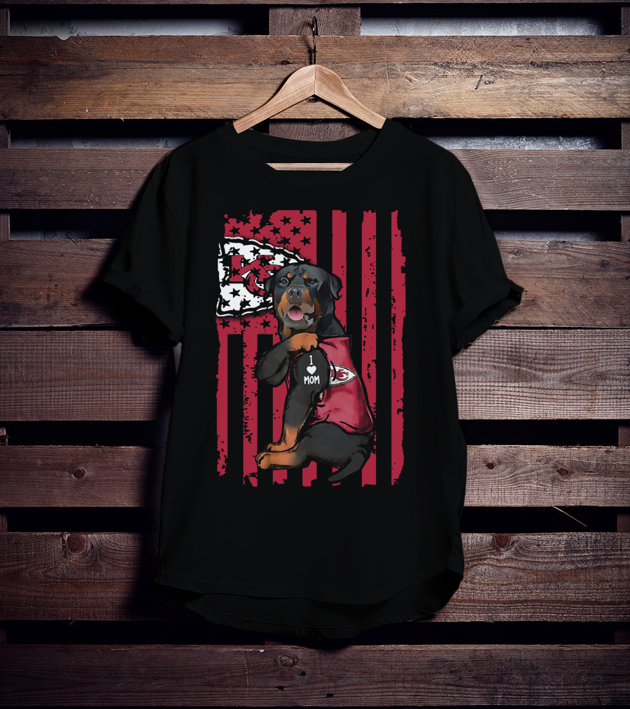 Kansas City Chiefs Rottweiler I Love Mom Flag Background T-Shirt